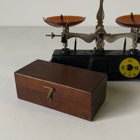 古い上皿天秤と木製の小型ガラスケース 1948年 楢材 指物加工 木工 工芸 ジャパンヴィンテージ 良品