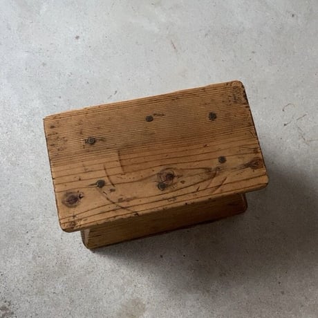 昭和期 木製穴無し古い踏台  杉材無垢  小さめ 台形 箱型 踏み台 ヴィンテージステップ  ナチュラル素材  作業椅子 花台 美品