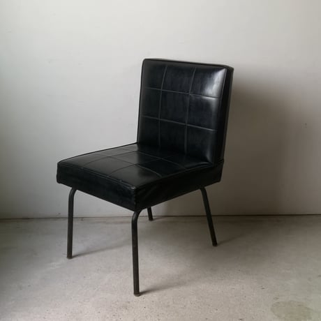 古いローチェア 2脚セット  ミニソファ シングルソファ レトロチェア シンプルデザイン 黒い椅子 鉄足 80sジャパンヴィンテージ 古家具 良品
