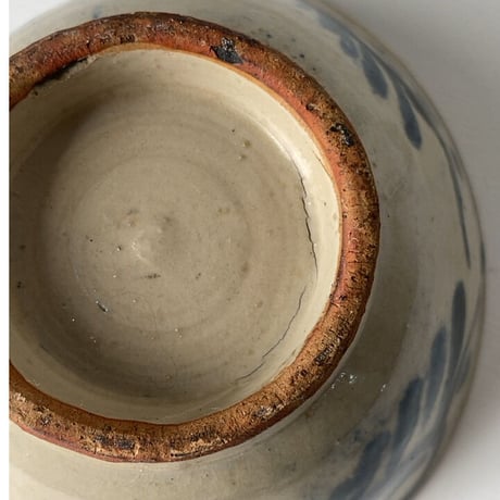 B  古琉球 やちむん 4.5寸マカイ 古作 登窯 花唐草 呉須色 沖縄 焼物 茶碗 昭和期 ヴィンテージフォークアート 薄いニュウ有