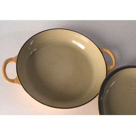 LE CREUSET ルクルーゼ　ビュッフェキャセロール 26cm 浅型両手鍋  廃盤色 サフランイエロー   オールド ル・クルーゼ　フランス製 ヴィンテージ 鍋   made in France