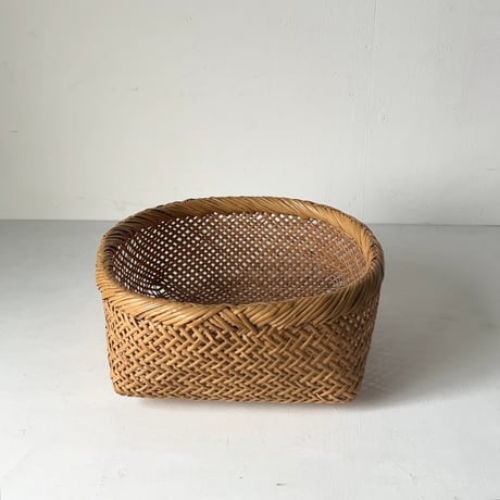 日本の布巾籠 茶道具籠  鈴竹を細く割き透け感のある四ツ目編みにて仕上げた素朴で風合い豊かな竹籠です。美品範疇