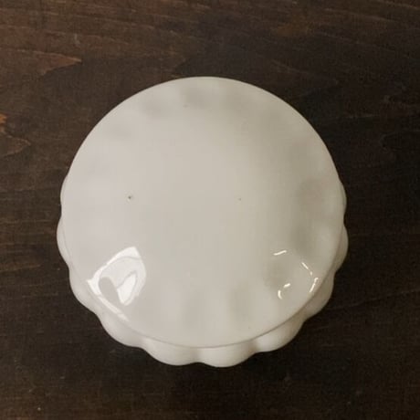 古い白磁の小壺 大正 昭和 蓋付き白磁器 古作 蓋の汚れ以外は完品