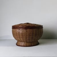 古い竹編の飯籠  めしかご  蓋付き竹籠 幅約31cm わずかな目飛びはあるもののコンディション良好