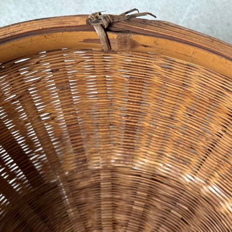 A  古い竹編みの飯籠 蓋付き竹籠 幅約33cm わずかな目飛びはあるもののコンディション良好 ジャパンヴィンテージ