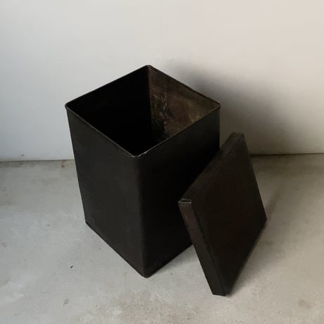 古い鉄の箱 (蓋付き) 黒ヤケ 黒光り グッドエイジング 厚みあり縁補強構造 古箱