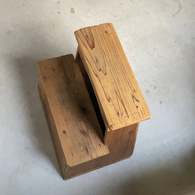 ヴィンテージ　昭和レトロ　大きな　古い木製台 昭和23年 木製無垢 古い踏台 ヴィンテージステップ 杉無垢材 丸