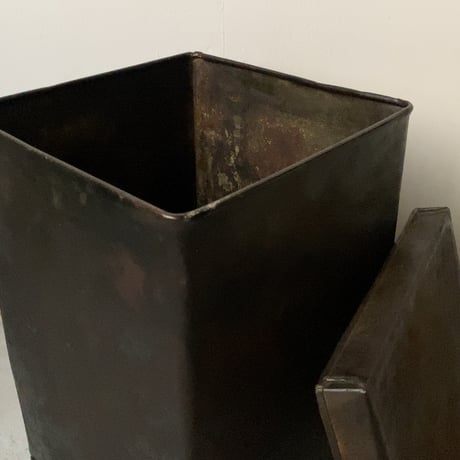 古い鉄の箱 (蓋付き) 黒ヤケ 黒光り グッドエイジング 厚みあり縁補強構造 古箱
