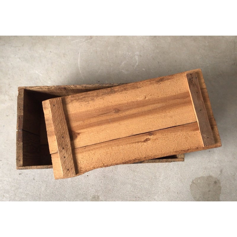 アンティーク木箱 蓋有り 荒材 頑丈 好グラフィック 古い木箱