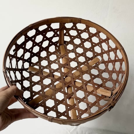古い水切り竹籠 足付き洗い籠(3つ足) 編みカゴ 竹素材 手仕事 工芸品 民藝 クラフト ジャパンヴィンテージ