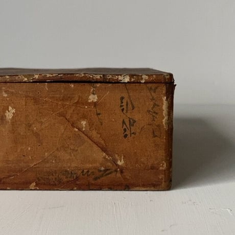 一閑張り 蓋付きの紙箱  21.5cm 紙貼り 柿渋 紐摘み  小物入れ 道具箱 墨文字 ジャパンヴィンテージ