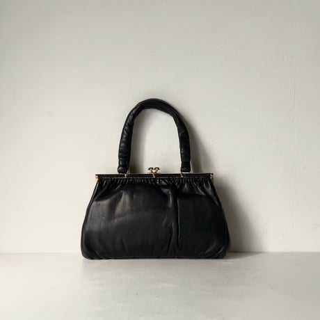 古いレザーのハンドバッグ  スムースラムレザー 羊革 ブラック ゴールド金具 がま口型 ストーン装飾 ヴィンテージバッグ  中古美品