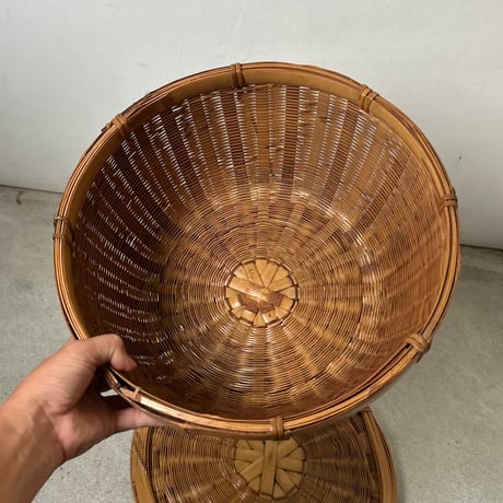 B  古い竹編みの飯籠 蓋付き竹籠 幅約33cm わずかな目飛びはあるもののコンディション良好 ジャパンヴィンテージ