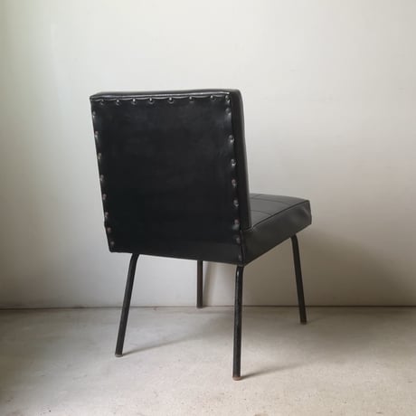古いローチェア 2脚セット  ミニソファ シングルソファ レトロチェア シンプルデザイン 黒い椅子 鉄足 80sジャパンヴィンテージ 古家具 良品