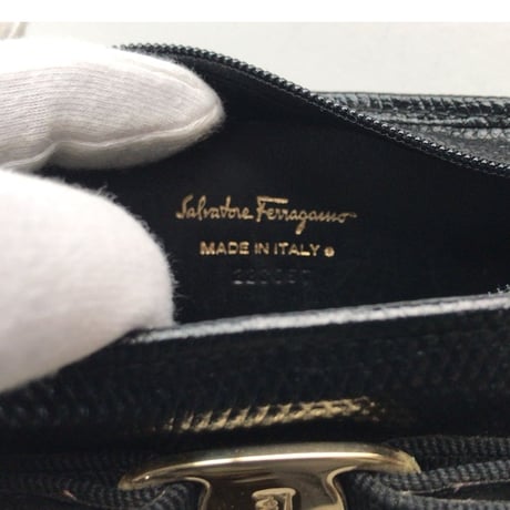 Salvatore Ferragamo  サルヴァトーレ フェラガモ　ヴァラ ミニポーチ　化粧ポーチ 小物ケース  キーリング  キーケース  コインケース　リザード型押　ブラック/ゴールド　中古美品