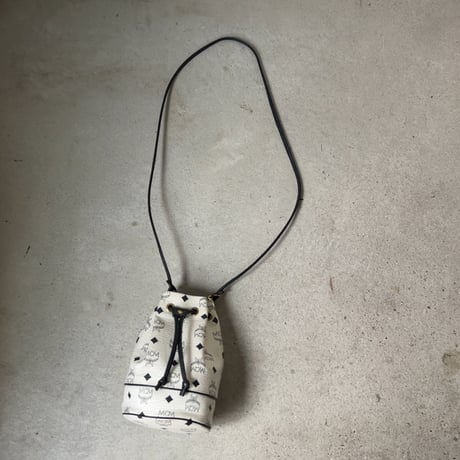 MCM オールドエムシーエム ヴィセトス柄 モノグラム ホワイト 総レザー 巾着ミニショルダーバッグ ポシェット 中古良品