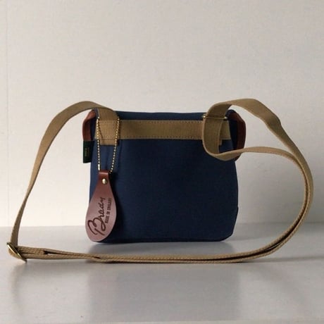 Brady  ブレディ  AVON MINI エイボン ミニ    ネイビー／ブラウン  ミニショルダーバッグ  サコッシュ イギリス製  中古美品