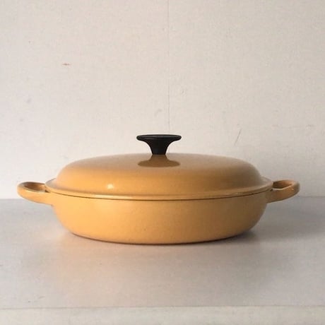 LE CREUSET ルクルーゼ　ビュッフェキャセロール 26cm 浅型両手鍋  廃盤色 サフランイエロー   オールド ル・クルーゼ　フランス製 ヴィンテージ 鍋   made in France