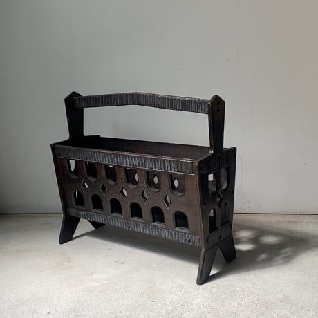 古い木製マガジンラック 黒茶  スタッズ 透かし窓 線彫り装飾  オールドシック ヴィンテージ 木工品  雑誌入れ 良品