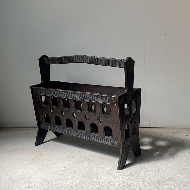 古い木製マガジンラック 黒茶 スタッズ 透かし窓 線彫り装飾