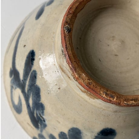 B  古琉球 やちむん 4.5寸マカイ 古作 登窯 花唐草 呉須色 沖縄 焼物 茶碗 昭和期 ヴィンテージフォークアート 薄いニュウ有