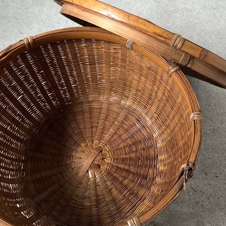 A  古い竹編みの飯籠 蓋付き竹籠 幅約33cm わずかな目飛びはあるもののコンディション良好 ジャパンヴィンテージ