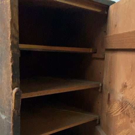 古い木製書庫. 開戸書類庫 棚庫 4段棚 アンティーク家具 黒ヤケした分厚い古材と真鍮持ち手が貫禄 凄み 共に有り。
