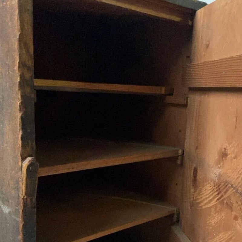 古道具／ビンテージ　木製本棚（4段） 古い木製書庫. 開戸書類庫 棚庫 4段棚 アンティーク家具 黒ヤケ