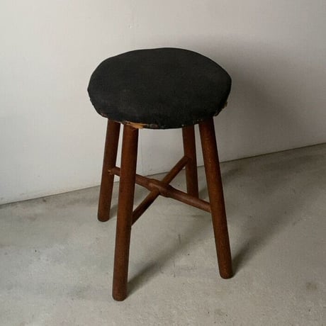 古いクッション付丸椅子 ヴィンテージスツール チャコールグレーファブリック 当時物生地とスタッズとテープ 丸脚一段櫓 洋風デザイン 良品