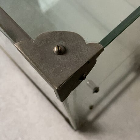 アンティーク 小型 ガラスショーケース  パンケース 時計ケース 枠無し コーナー金具 ヴィンテージ硝子ケース 陳列棚 店舗什器 引戸 青錆