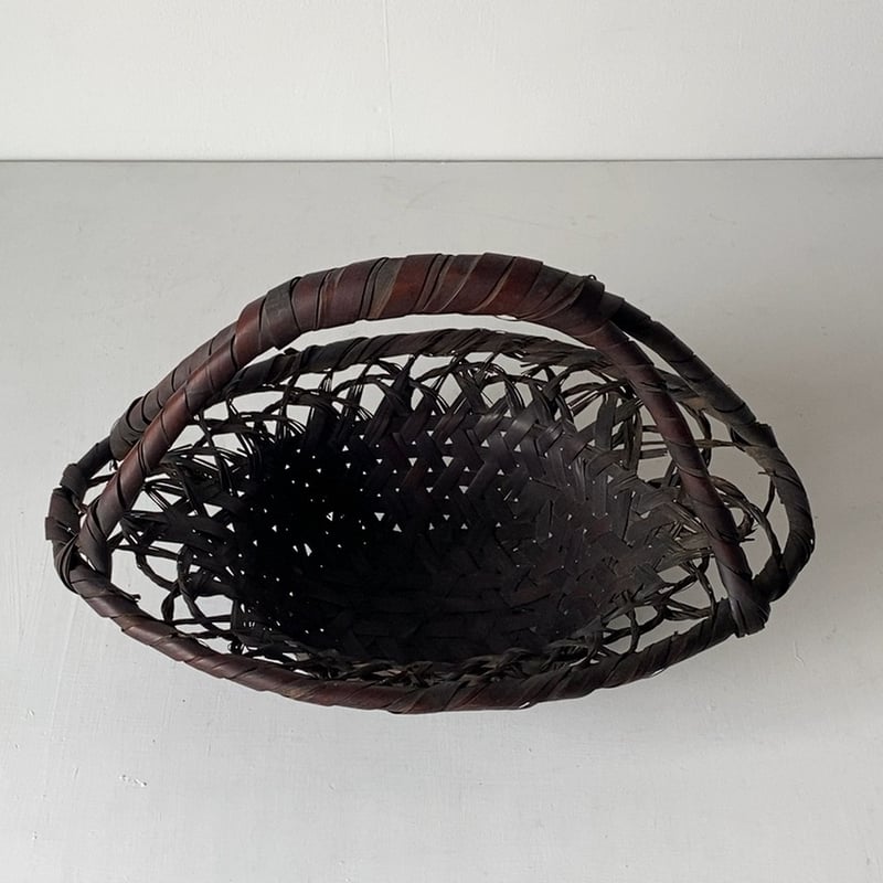 古い竹編みのワンハンドルバスケット 飾り編み 褐色素地 黒ヤケ