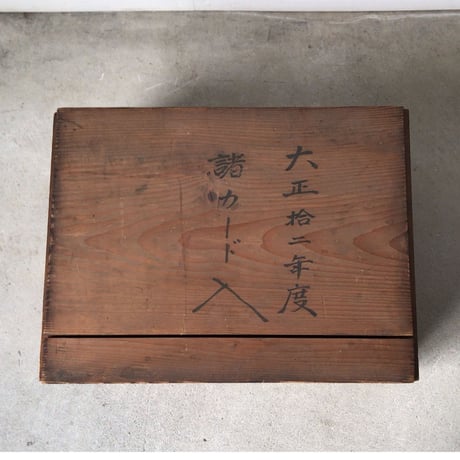 アンティーク木箱  檜無垢材 蓋付き  持ち手有蓋は大正十二年箱は昭和四年と記された味ある木箱です。