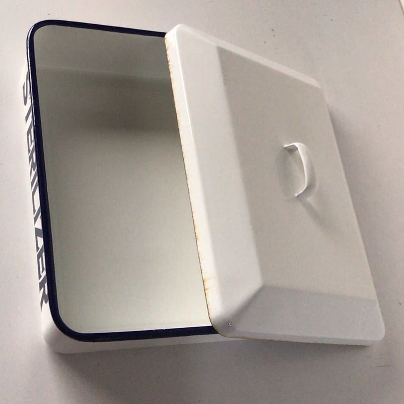 ホーロー蓋付き滅菌ケース sterilizer/消毒器 ロゴ入り 琺瑯 道具箱