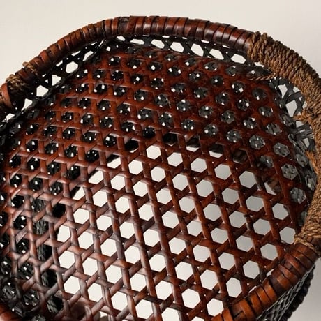 明治期 古い茶碗かご 30cm  濃い飴色にヤケた麻の葉編み竹籠  足付き水切りカゴ  古民藝 古民具  アンティーク編み籠  メンテナンス済