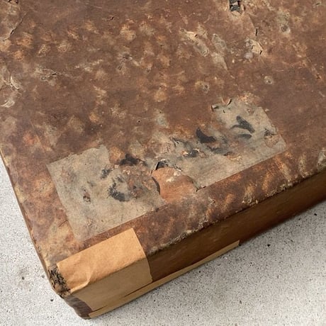一閑張りの大きめ蓋付き道具箱  幅約54cm 旧家で長年眠っていたお品です  竹籠＋麻布＋和紙＋柿渋  ジャパンヴィンテージ 古箱 伝統工芸