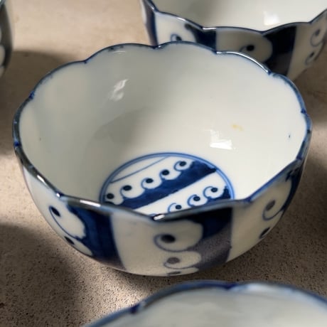波柄の古い小鉢6客セット(1客ニュウあり)  大正 昭和初期  愛嬌抜群の波絵 染付 焼物  木箱付