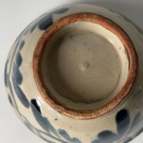 A  古琉球 やちむん 4.5寸マカイ 古作 登窯 花唐草 呉須色 沖縄 焼物 茶碗 昭和期 ヴィンテージフォークアート 完品