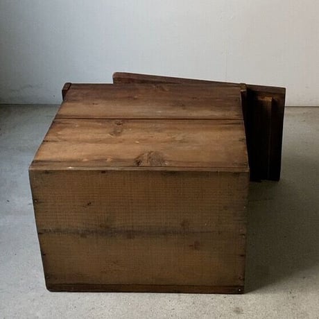 蓋付き古い木の箱  幅約42cm ラワン無垢材のゴツい蓋と杉無垢材の縦型の箱  作り エイジング共にグッド 古材の良いお色目です。