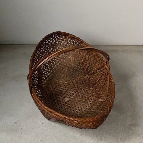 古い持手籠  竹材捻り加工ワンハンドル籠  幅約55cm 立体舟型  大正期 昭和初期 ジャパンヴィンテージバスケット 希少 珍品 古籠 竹カゴ