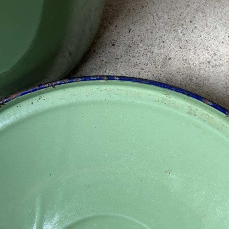 古いホーロー蓋付きキャニスター 大き目サイズ セージグリーン