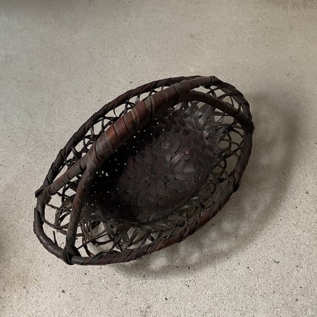 古い竹編みのワンハンドルバスケット  飾り編み 褐色素地 黒ヤケ フルーツかご ジャパンヴィンテージ