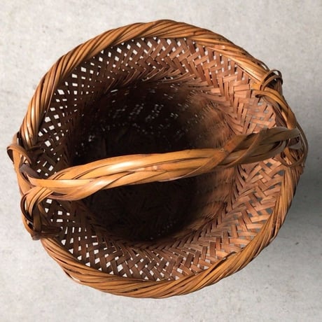 竹編みの花器  作家印は御座いませんが高い技術で編まれた花器です。竹かご 竹籠 編みかご 民藝 古美術    美品。