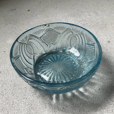 アンティーク プレスガラス デザート深皿 直径約15.5cm 中鉢 レース装飾 肉厚古硝子 ブルーグリーン 大正期 レトロ食器 ヴィンテージ食器 気泡ガラス かき氷 フルーツ皿 デザート皿 完品