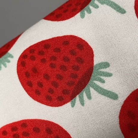 marimekko（マリメッコ）Mansikka（マンシッカ/イチゴ）柄のがま口ポーチ 小型 中古美品