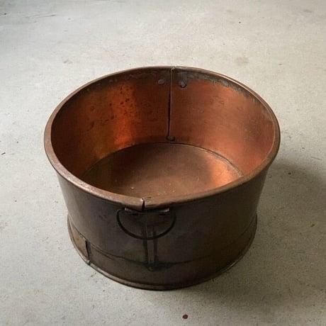 古い銅の桶    双耳 持ち手付 銅器  幅約32cm 銅工芸 手仕事 洗面器 水受け ガーデニング 花器 ポットカバー 土桶 工芸品 エイジング良好