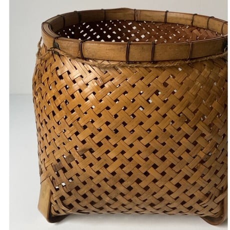 古い竹編みの魚籠(ビク) 竹工芸 ヘラ立て  花器 鉢受け  屑籠  ダストボックス  花器  壺型の足付金具付編みかご 日本の工芸品 古民藝 天然素材 美品