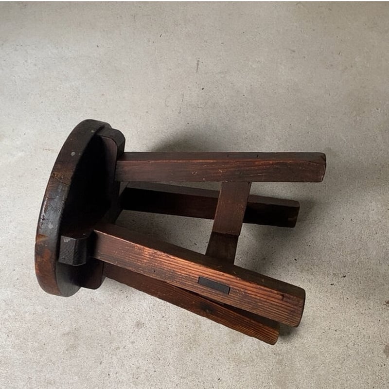 アンティーク丸椅子 小さめサイズ 作業椅子 広葉樹座面 黒ヤケ飴色