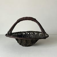 古い竹編みのワンハンドルバスケット  飾り編み 褐色素地 黒ヤケ フルーツかご ジャパンヴィンテージ