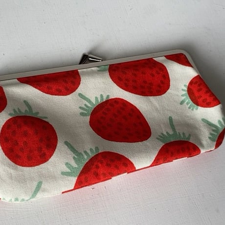 marimekko（マリメッコ）Mansikka（マンシッカ/イチゴ）柄のがま口ポーチ 小型 中古美品