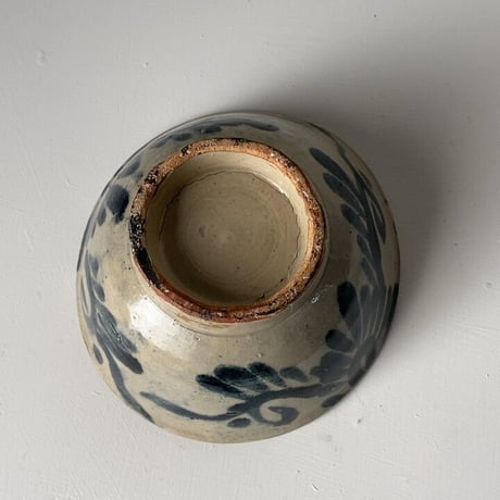 C  古琉球 やちむん 4.5寸マカイ 古作 登窯 花唐草 呉須色 沖縄 焼物 茶碗 昭和期 ヴィンテージフォークアート 僅かなホツ有